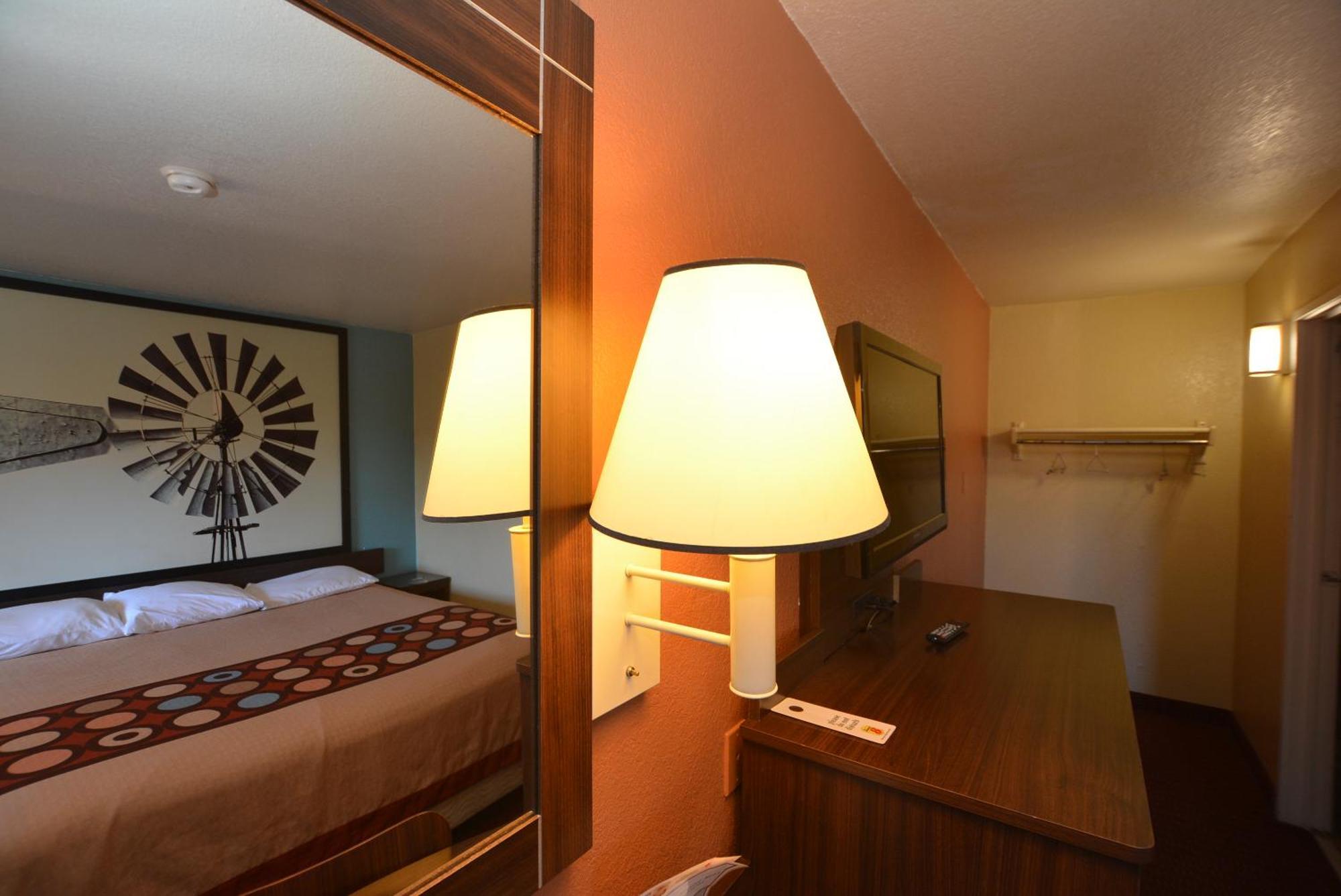 Super 8 By Wyndham Midwest City Ok Room photo
