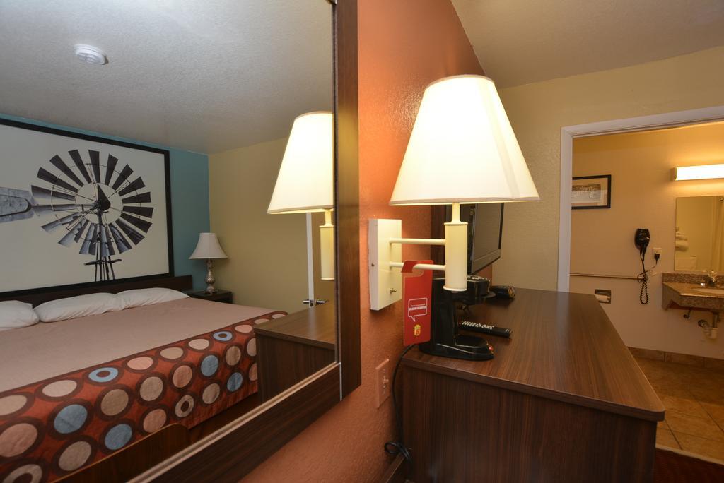 Super 8 By Wyndham Midwest City Ok Exterior photo